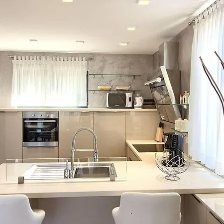 Luxoria With Private Pool And Jacuzzi Casa vacanze *