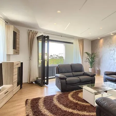 Luxoria With Private Pool And Jacuzzi Hébergement de vacances