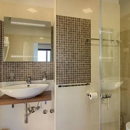 Luxoria With Private Pool And Jacuzzi Hébergement de vacances