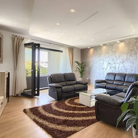 Luxoria With Private Pool And Jacuzzi Hébergement de vacances *